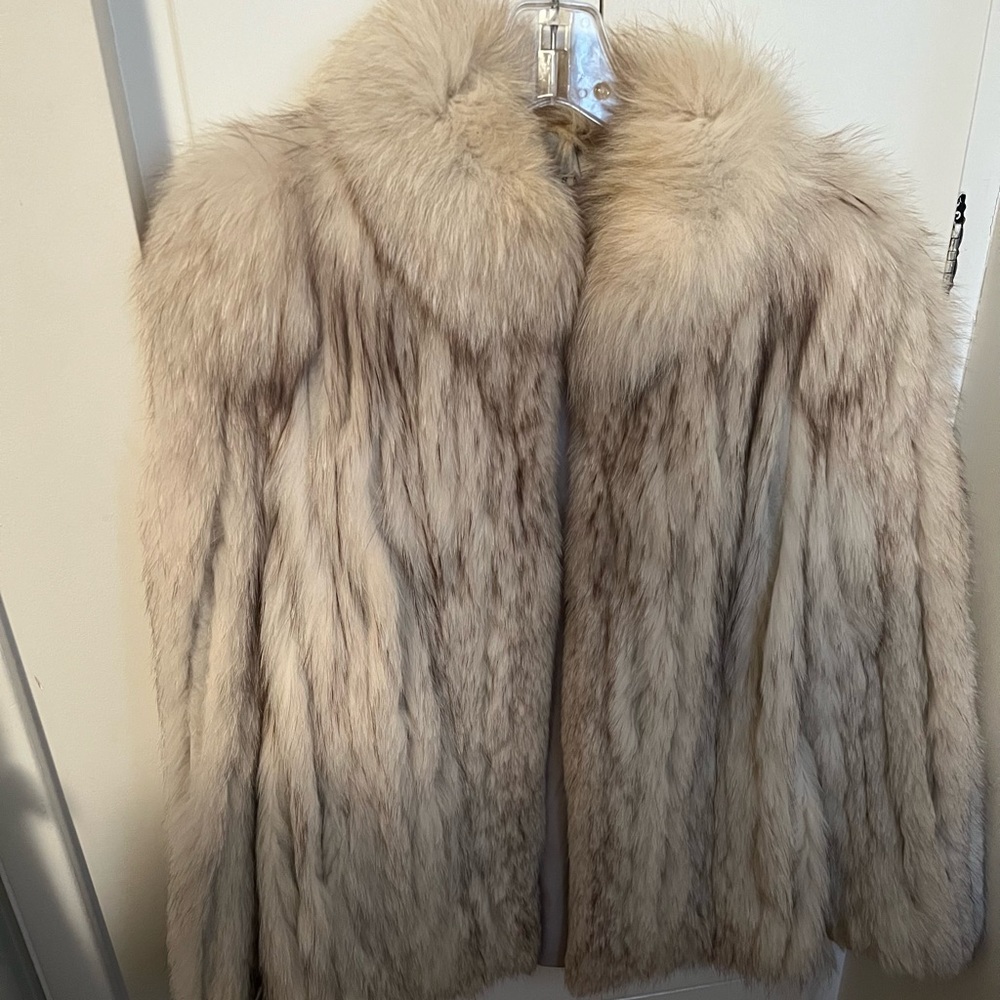 SAGA FOX: Beautiful short length Real fur coat!